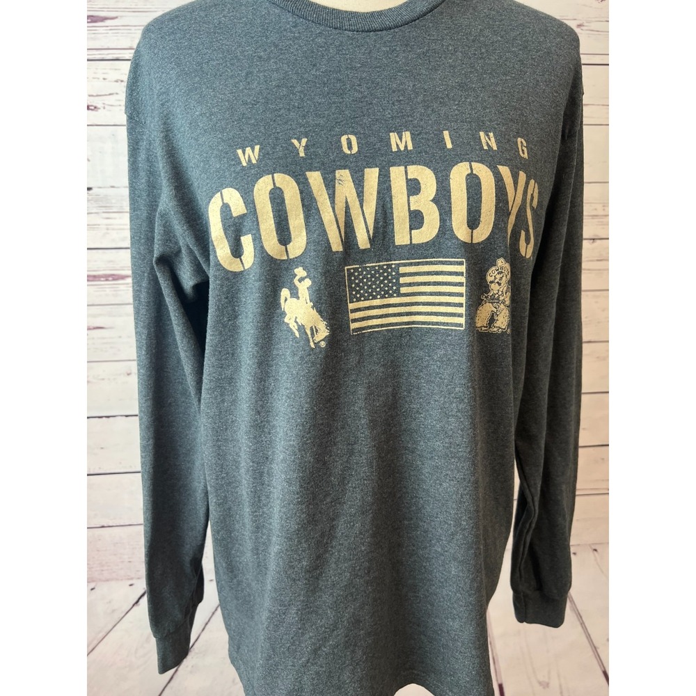 Wyoming Cowboys Long Sleeve Tee Shirt size Medium NWOT Mens Graphic T-Shirt Flag